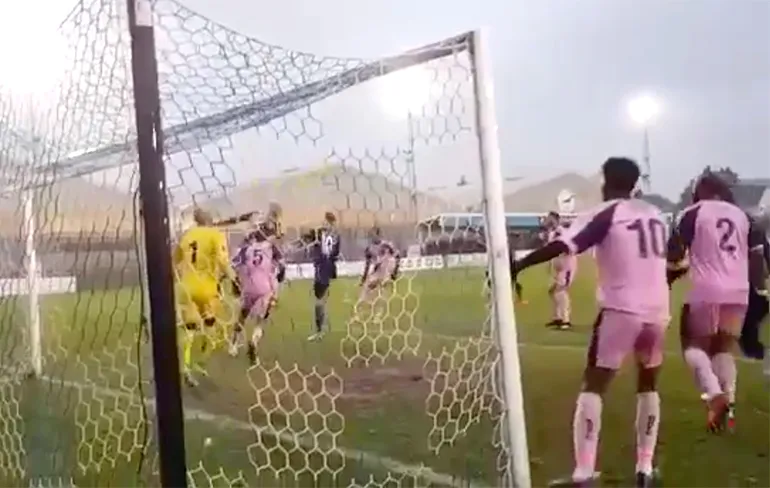 Klutsbal van 2018: Bal wil en mag echt niet in de goal