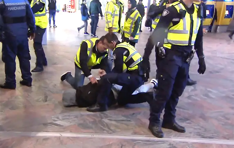 Koerden en Turken maakten er gisteren een gezellige avond van in Rotterdam