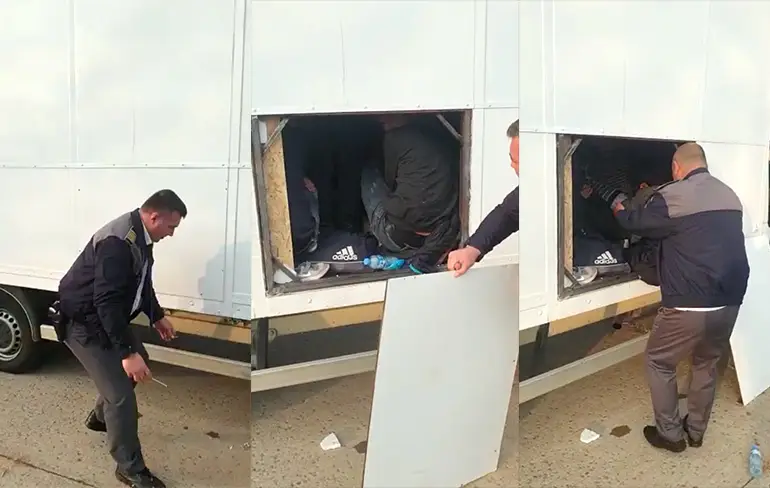 Komen nogal wat mensen tevoorschijn uit mensensmokkelbusje