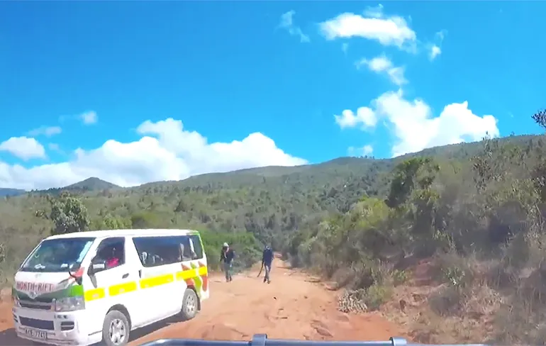 Koppel kan maar net ontsnappen aan bandieten met machetes in Kenia