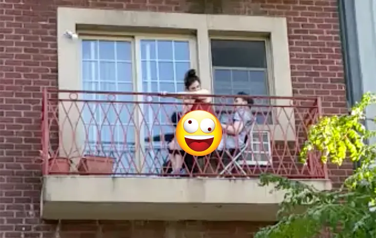 Koppel op balkon heeft toeschouwers tijdens spelen oudste spel ter wereld