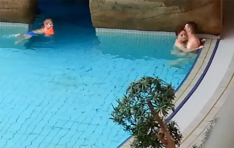 Koppeltje denkt dat niemand ze door heeft in zwembad, badmeester grijpt in