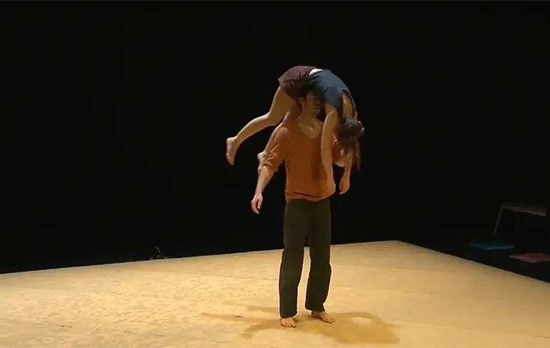 Koppeltje doet awesome choreografie in show