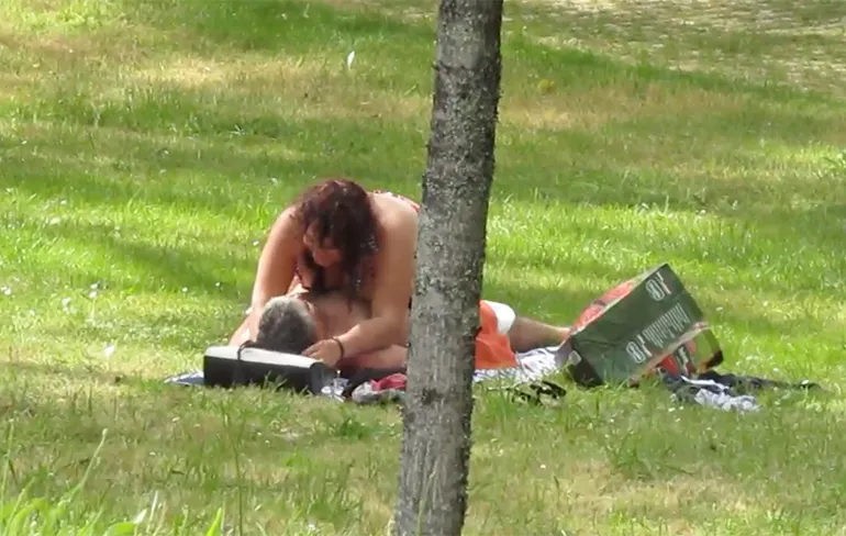 Koppeltje in park storen zich absoluut niet aan dochter