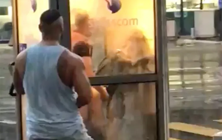 Koppeltje streept telefooncel van bucket list af