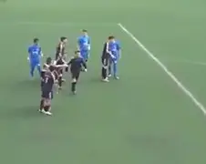 Kopschoppen, vechtpartij en achtervolging in één voetbalwedstrijd!