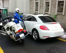 Koreaanse vrouw speelt GTA op straat