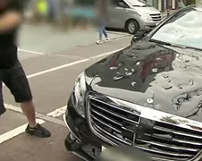 Koreaanse zakenman niet tevreden over service en sloopt Mercedes S63