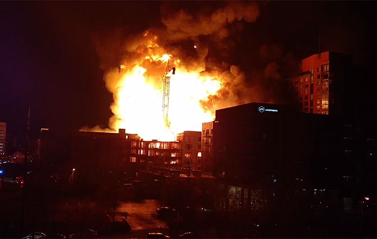 Kraan stort neer tijdens hele grote brand in Amerikaanse Raleigh