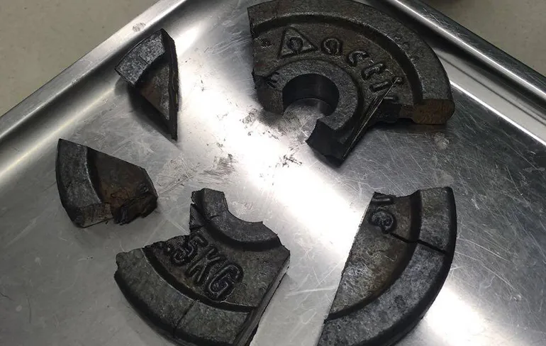 Krachtpatser met penis vast in halterschijf...