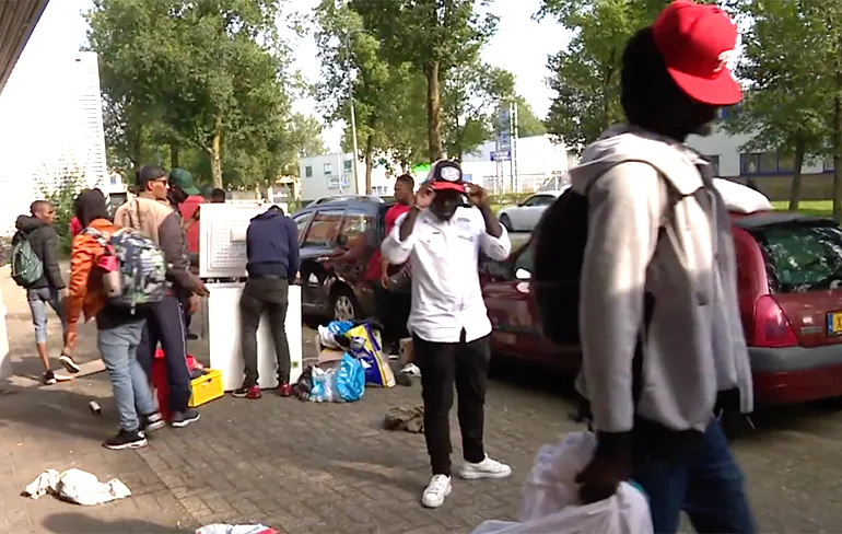 Krakers uit pand Amsterdam gezet, laten wel een enorme rotzooi achter