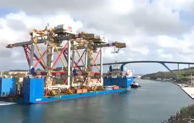 Kranen raken 56 meter hoge Koningin Julianabrug op Curaçao