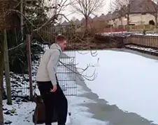 Krap bij kas: Op zwak ijs naar de overkant lopen...