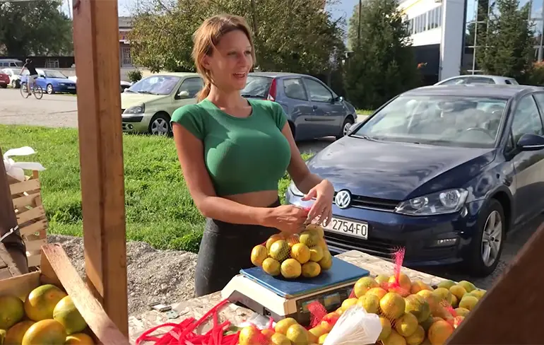 Kristina Mandarina verkoopt met gemak 300 kilo mandarijnen per dag