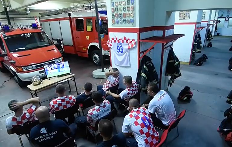 Kroatische brandweermannen kijken strafschoppen, maar de plicht roept