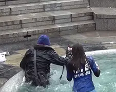 Kroatische scholieren gooien fotograaf in Fontein