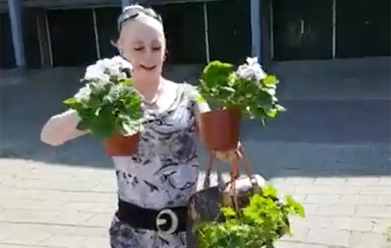 Kroeg eigenaresse haalt gestolen plantjes weer terug!