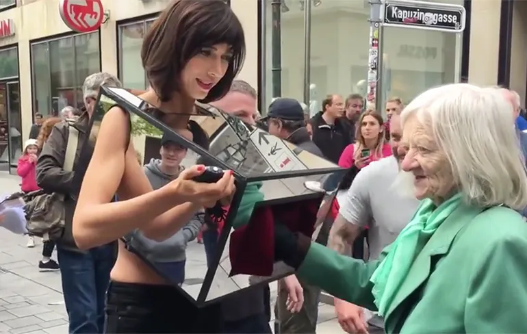 Kunst: Vrouw laat edele delen op straat betasten door voorbijgangers