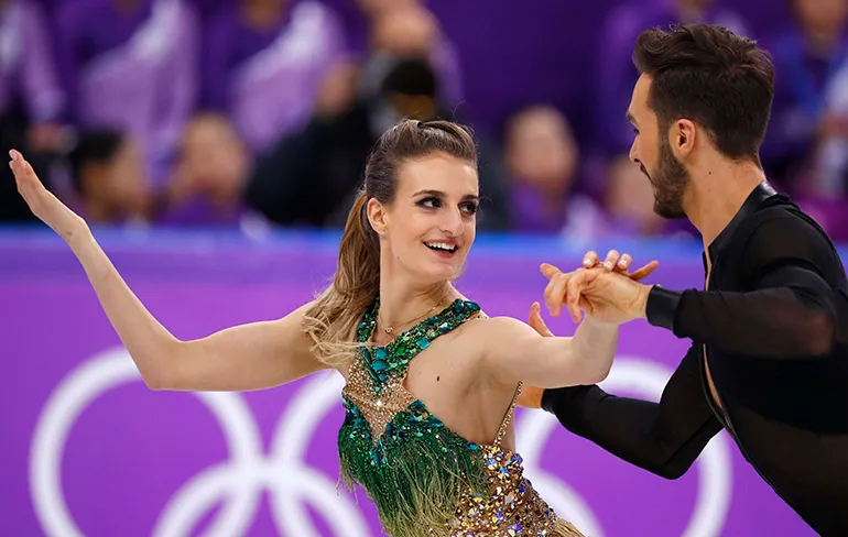 Kunstrijder Gabriella Papadakis heeft oops momentje op Olympische Spelen