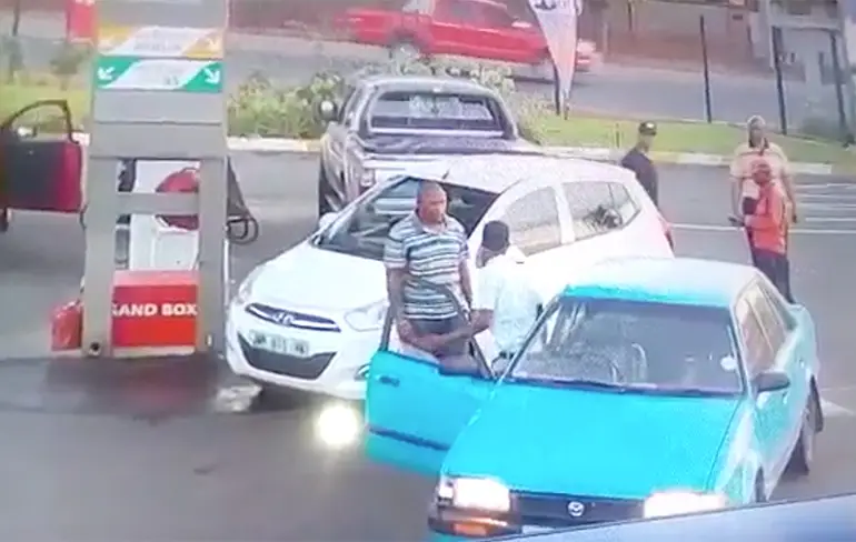 Kusje bij benzinestation in Zuid-Afrika, dader krijgt flinke afstraffing