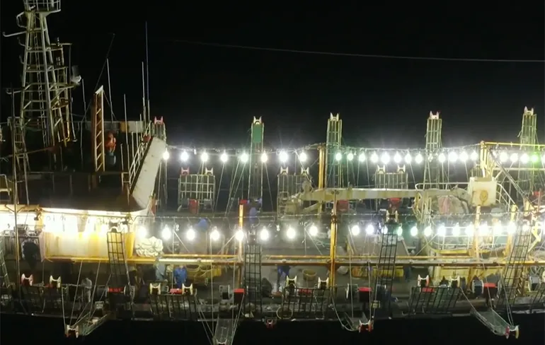 Kustwacht van Peru ziet dat Chinese varende fabrieken de zee leeg vissen