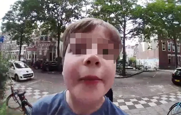 Kwajongens bellen aan bij studenten meisjeshuis