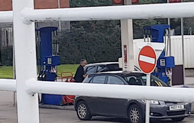 Kwajongens sturen man bij benzinestation steeds weg bij pomp met megafoon