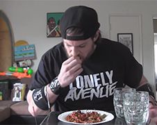 L.A. Beast eet 26 Ghost Peppers in 6 minuten