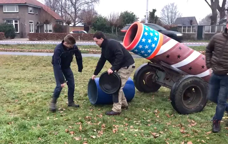 Laat je eens in een ton door een carbid kanon afschieten