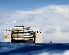 Laatste vaart van de Costa Concordia in beeld