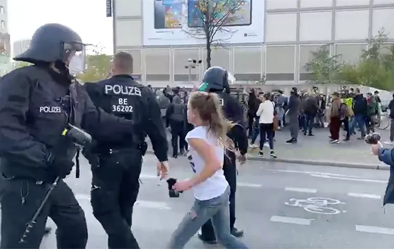 Lachers op Alexanderplatz in Berlijn duidelijk niet op hand van agent