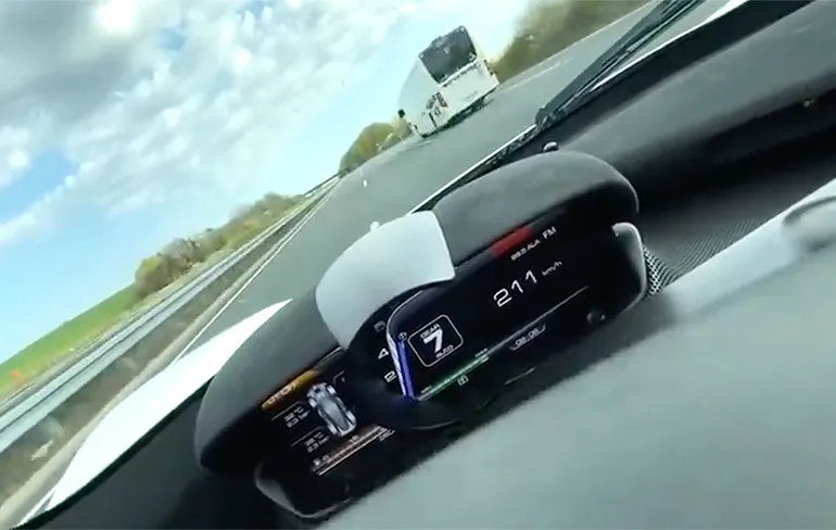 LaFerrari haalt top snelheid van 372 km/h op Duitse autobahn