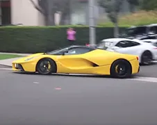 LaFerrari kapot na beetje spelen met Porsche GT3 in Beverly Hills
