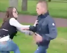 Laffe gast schopt meisje eventjes onderuit!