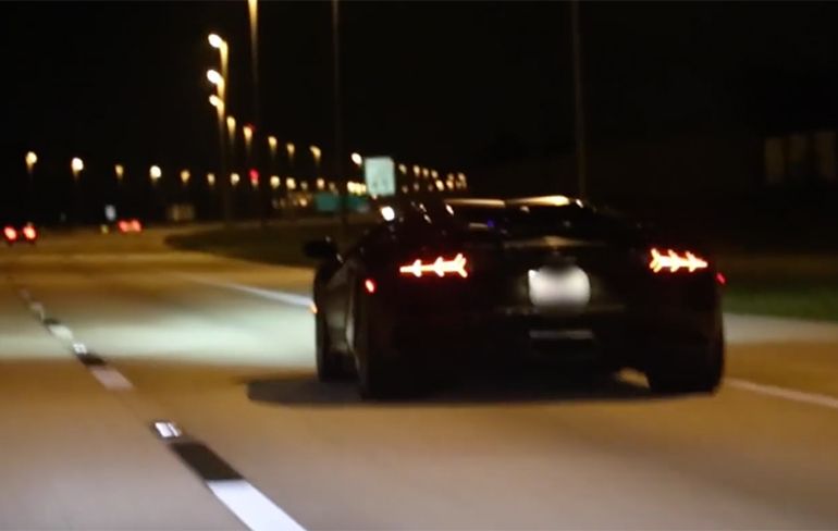 Lamborghini Aventador daagt Toyota Supra uit om 2.30 uur 's nachts...