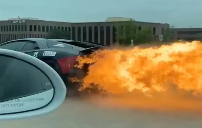 Lamborghini Aventador vliegt op de snelweg in de fik
