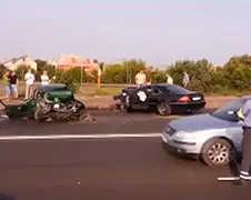 Lamlul in busje kegelt Opel naar andere baan