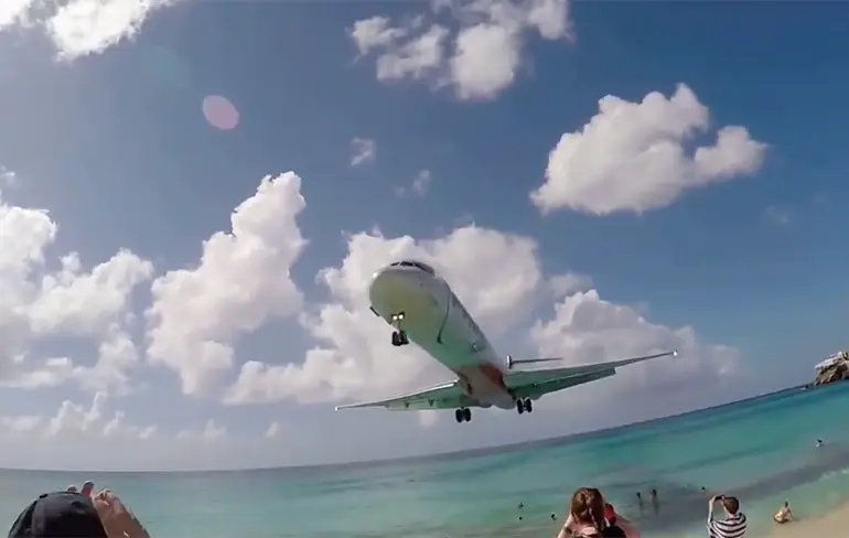 Landen van vliegtuig op Sint Maarten blijft indrukwekkend gezicht!