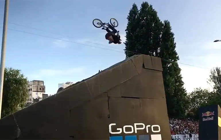 Landing van BMX fietser Brandon Schmidt ziet er niet goed uit