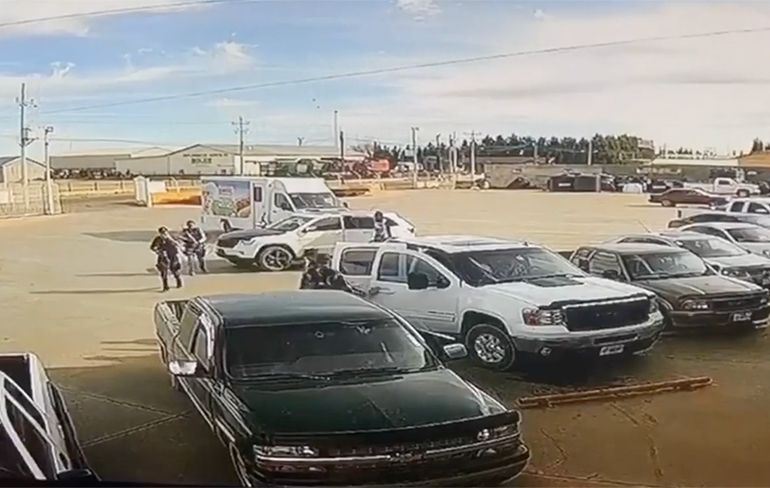 Leden van een kartel in Mexico stelen een pickup truck