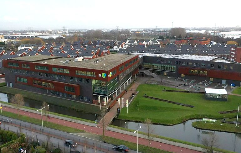 Leerlingen school in Naaldwijk zien mishandeling docente tijdens online les