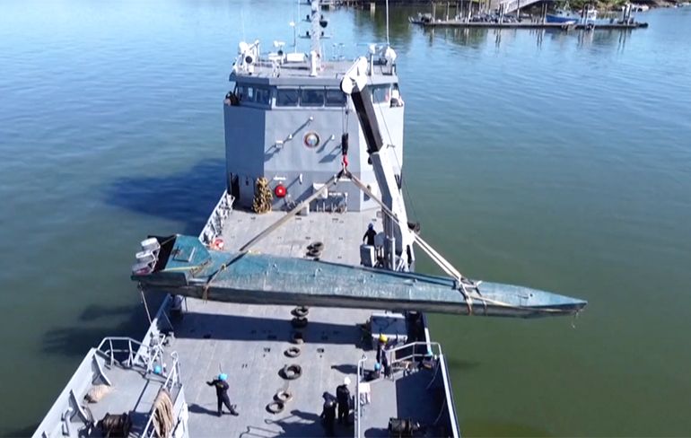 Leger Colombia vist narcoduikboot uit het water met 400 kilo cocaine