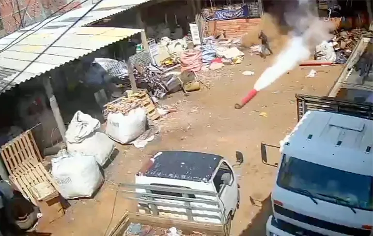 Lekke gasfles wordt torpedo en vliegt door een autokerkhof