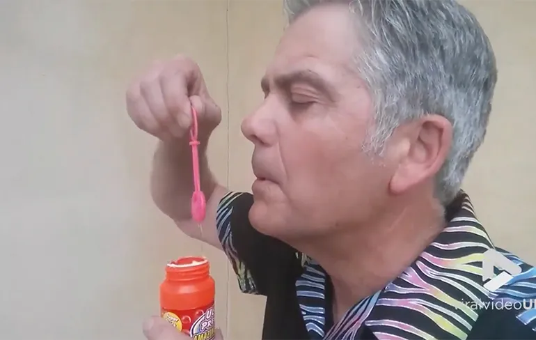 Lekker bellen blazen met een tarantula in je mond...