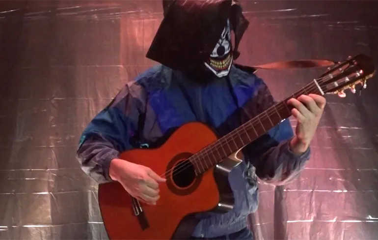 Lekker rustgevend: Ultimate Happy Hardcore Mashup op een gitaar