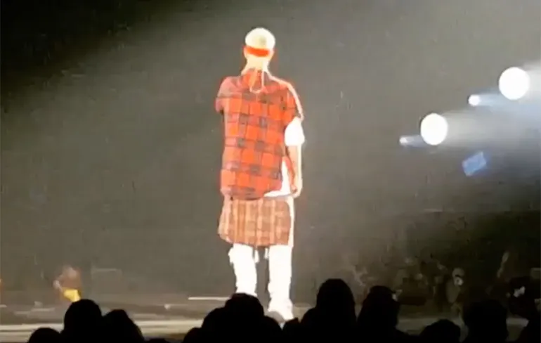 Lekker voor hem, Justin Bieber pleurt in gat in podium