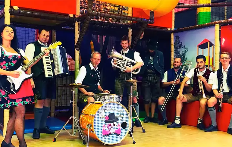 Lekkere cover van het nummer Highway to Hell, maar wait for it...