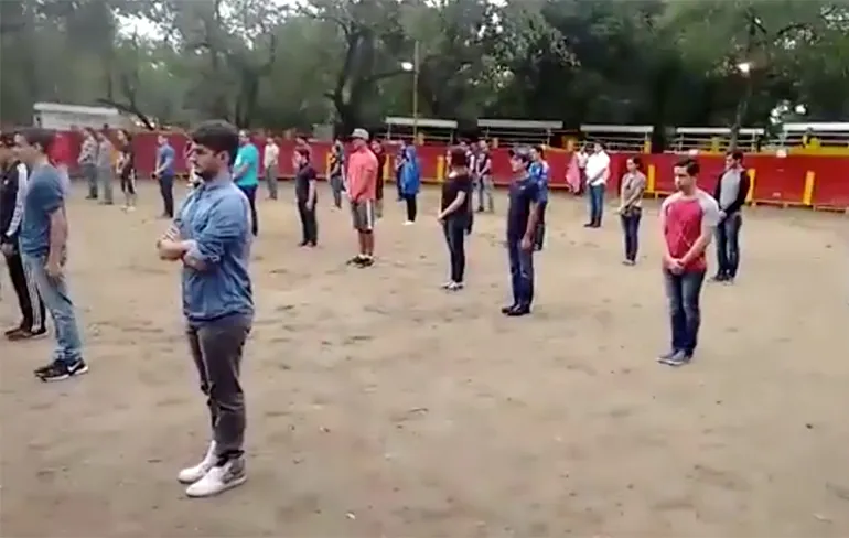 Leraar laat leerlingen zien dat stieren niet vanzelf aanvallen