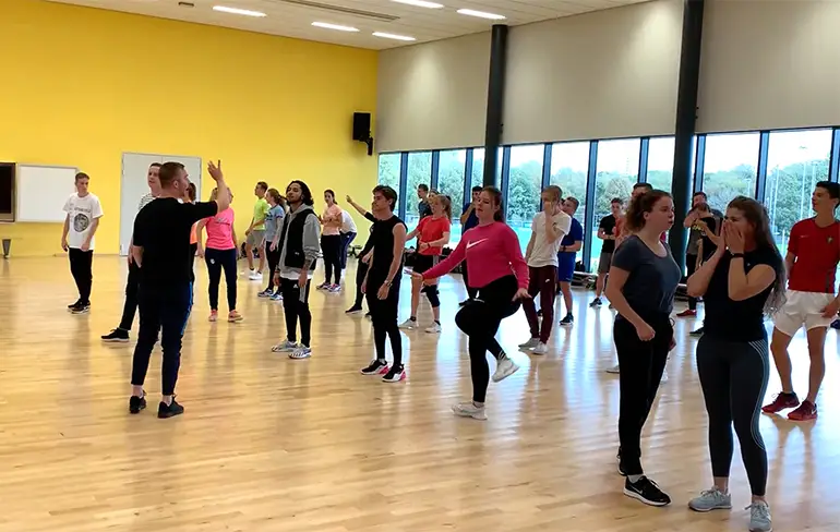 Lesje Jumpen op de sportschool om echt aan je conditie te werken