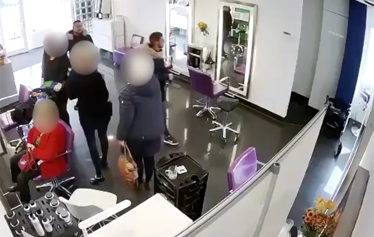 Let op bij de kapper: Internationale roversbende steelt mobieltjes uit kapsalon